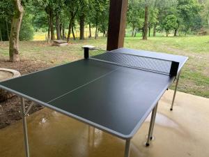 una mesa de ping pong en medio de un parque en Casa da Assudra, en Vila Verde