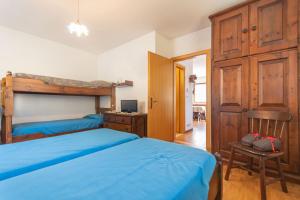- une chambre avec un lit, un bureau et une chaise dans l'établissement Dimora al Villaggio, à Campestrin