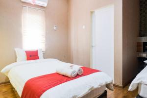 Voodi või voodid majutusasutuse RedDoorz Plus @ Simpang USU Medan toas