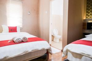 Voodi või voodid majutusasutuse RedDoorz Plus @ Simpang USU Medan toas