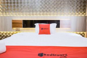 Voodi või voodid majutusasutuse RedDoorz Plus @ Simpang USU Medan toas
