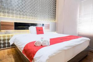 Voodi või voodid majutusasutuse RedDoorz Plus @ Simpang USU Medan toas