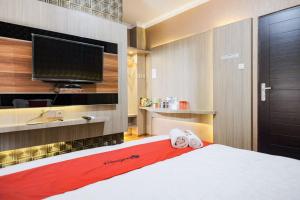 Voodi või voodid majutusasutuse RedDoorz Plus @ Simpang USU Medan toas