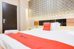 Voodi või voodid majutusasutuse RedDoorz Plus @ Simpang USU Medan toas