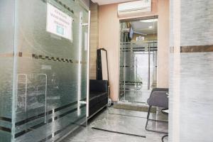Vannituba majutusasutuses RedDoorz Plus @ Simpang USU Medan