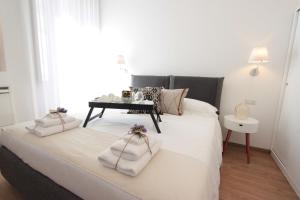 A bed or beds in a room at Palazzo Pinto B&B