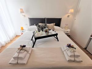 A bed or beds in a room at Palazzo Pinto B&B