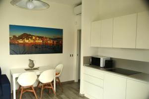A kitchen or kitchenette at Le rose di Bino