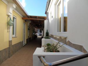um corredor de um edifício com um lavatório em La Cantina dello Sgatto em Procida