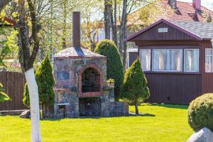 a brick oven in the yard of a house at Žaliasis kampas Nameliai Šventojoje in Šventoji