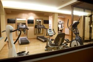 Posilňovňa alebo fitness centrum v ubytovaní Kazarma Hotel
