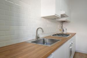 a kitchen with a sink and a stove at T2 em Altura in Altura