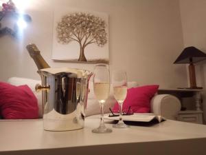 una licuadora y dos copas de vino en una mesa en Alojamiento Rumfox, en Jaén