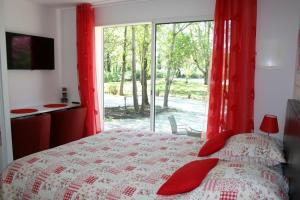 Säng eller sängar i ett rum på A la Verte Campagne - Appartements / Gîtes