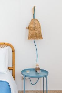 een lamp op een blauwe tafel naast een bed bij Vento di Grecale - a pochi metri dal mare in Santa Flavia