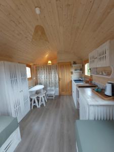 A kitchen or kitchenette at LA ROULOTTE DE FLORETTE