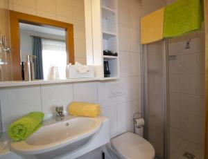 A bathroom at Seeappartements Bacher