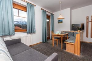 A television and/or entertainment centre at Seeappartements Bacher