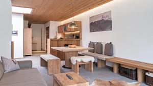 ein Wohnzimmer mit einem Holztisch und Bänken in der Unterkunft VIERKLEE - Das kinderfreundliche Ferienhaus am Achensee in Maurach