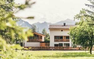 dom z górami w tle w obiekcie Lichtung Woldererhof Wiesenduft w mieście Casateia +6 zdjęć