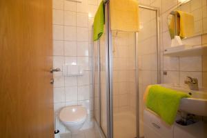 A bathroom at Seeappartements Bacher