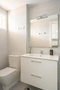 bagno bianco con servizi igienici e lavandino di Apartment near the beach a Marbella