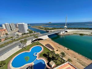 Vista árida de una ciudad con un cuerpo de agua en Puerto y Mar Apartments, en La Manga del Mar Menor