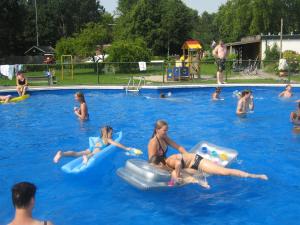 a group of people in a swimming pool at Mini-chalet - Vakantiepark 't Urkerbos in Urk