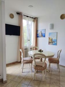 佐阿利的住宿－Tra Sole & Mare，一间带桌椅和窗户的用餐室