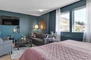 Hotel Kvika في Ölfus: غرفة نوم مع سرير وغرفة معيشة