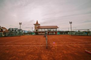 Tenis alebo squash v ubytovaní Publo Spa Hotel alebo jeho okolí