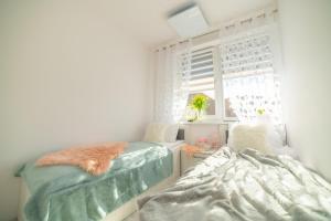 Łóżko lub łóżka w pokoju w obiekcie Apartamenty Scarlet