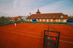 Tenis alebo squash v ubytovaní Publo Spa Hotel alebo jeho okolí