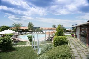 vista sulla piscina di un resort di La Locanda di Corrado a Cerreto Guidi