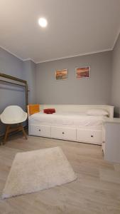 ein Schlafzimmer mit einem weißen Bett und einem weißen Teppich in der Unterkunft Gaiapart in Vila Nova de Gaia
