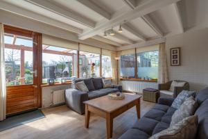 sala de estar con sofá y mesa en Wildrijk 152 - Sint Maartenszee, en Sint Maartensvlotbrug