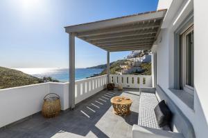 Balcony o terrace sa Remezzo Bayfront Suites