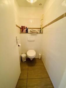 ビスカロッスにあるMAISON ARC EN CIEL - RUE DU SOLEIL -063の小さなバスルーム(トイレ付)が備わります。