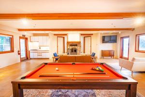 Biliardový stôl v ubytovaní Beach Villa Home - Walk to Beaches Trails Restaurants Activities & more