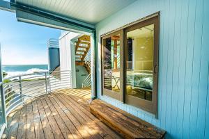 Μπαλκόνι ή βεράντα στο Beach Villa Home - Walk to Beaches Trails Restaurants Activities & more