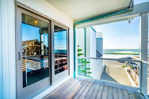 Μπαλκόνι ή βεράντα στο Beach Villa Home - Walk to Beaches Trails Restaurants Activities & more