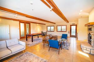 Χώρος καθιστικού στο Beach Villa Home - Walk to Beaches Trails Restaurants Activities & more