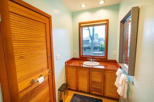 Φωτογραφία από το άλμπουμ του Beach Villa Home - Walk to Beaches Trails Restaurants Activities & more σε Half Moon Bay
