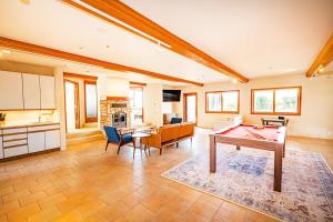 Η κουζίνα ή μικρή κουζίνα στο Beach Villa Home - Walk to Beaches Trails Restaurants Activities & more