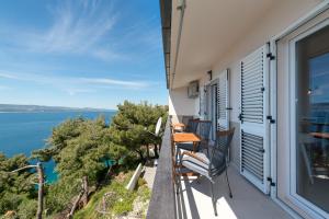 balcón con vistas al océano en Apartments Jadranka, en Mimice