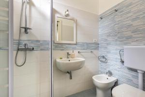 e bagno con lavandino, servizi igienici e doccia. di Villa Cisina by BarbarHouse a Corsano