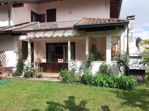 A garden outside B&B Villa Bucceri