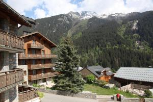 een uitzicht vanaf het balkon van een hotel in de bergen bij Chalet Bouquetin- Ecureuil 2 for 10 to 14 people in Champagny-en-Vanoise