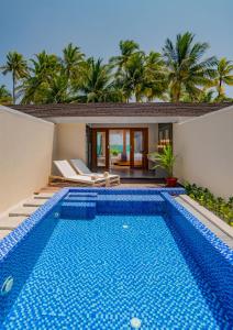 Bazén v ubytování Fiyavalhu Resort Maldives nebo v jeho okolí
