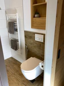 mała łazienka z toaletą i szafką w obiekcie Apartment Luna incl Summercard Zell am See Kaprun w Kaprunie +24 zdjęcia